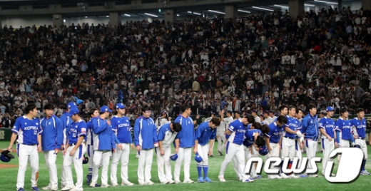 한국 야구 국가대표팀 선수들이 16일 일본 도쿄돔에서 열린 2019 WBSC 프리미어12 슈퍼라운드 4차전 일본과의 경기에서 8-10으로 패한 뒤 팬들에게 인사하고 있다. /사진=뉴스1
