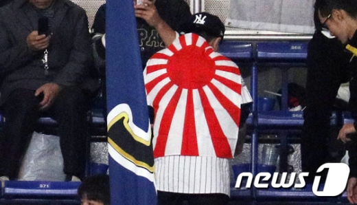 16일 오후(현지시간) 일본 도쿄돔에서 열린 2019 세계야구소프트볼연맹(WBSC) 프리미어12 슈퍼라운드 대한민국과 일본과의 경기에서 일본 관중이 욱일기를 몸에 두르고 응원을 하고 있다./사진=뉴스1