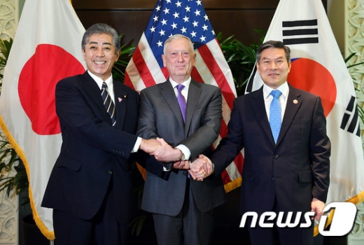정경두 국방부장관이 지난해 10월 싱가포르에서 개최된 제5차 아세안확대국방장관회의(ADMM-Plus) 참석을 계기로 제임스 매티스 미국 국방장관 및 이와야 타케시 일본 방위대신과 가진 한미일 국방장관 회의에서 손을 맞잡아 보이고 있다./사진=뉴스1(국방부 제공)