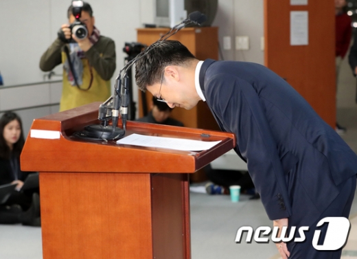 김세연 자유한국당 의원이 17일 서울 여의도 국회 정론관에서 '21대 총선 불출마' 기자회견을 하기 앞서 허리숙여 인사하고 있다./사진=뉴스1