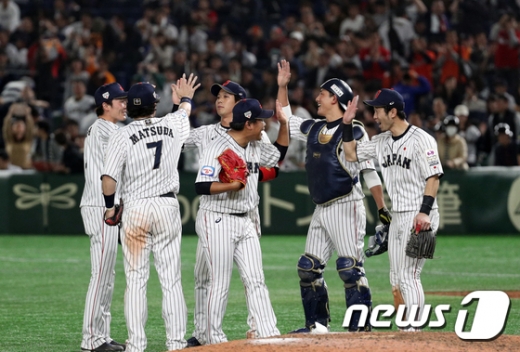 16일 오후(현지시간) 일본 도쿄돔에서 열린 2019 세계야구소프트볼연맹(WBSC) 프리미어12 슈퍼라운드 대한민국과 일본과의 경기에서 10대8로 승리한 일본 선수들이 기뻐하고 있다./사진=뉴스1