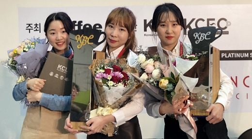 / 지난 10일 서울 코엑스에서 열린 ‘2019 한국바리스타 챔피언십’ 대회에서 1등 (신은주,가운데),2등 (허윤아, 우측),4등 (최지혜)을 차지한 엔제리너스 큐그레이더들이 시상식 후 포즈를 취하고 있다.(제공=엔제리너스)