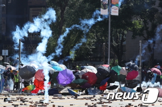 17일 오전 홍콩 이공계대학교에서 시위대와 경찰이 충돌하고 있다./사진=뉴스1