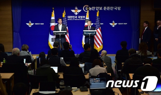 정경두 국방부 장관과 마크 에스퍼 미 국방부 장관이 15일 서울 용산구 국방부에서 제51차 한·미 안보협의회(SCM) 고위회담을 마친 뒤 공동 기자회견을 하고 있다./사진=뉴스1