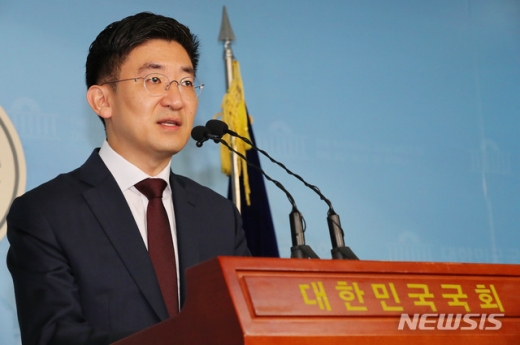 김세연 자유한국당 의원이 17일 오전 서울 여의도 국회 정론관에서 긴급기자회견을 열고 총선 불출마 선언을 하고 있다. /사진=뉴시스