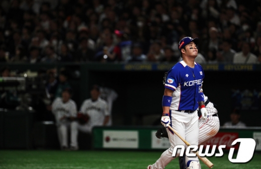 한국 야구 국가대표팀 야수 박병호가 17일 일본 도쿄돔에서 열린 2019 WBSC 프리미어12 결승전 일본과의 경기에서 6회초 삼진아웃당한 뒤 덕아웃으로 돌아가고 있다. /사진=뉴스1