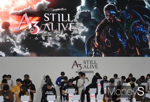 A3: 스틸 얼라이브 시연존에 모인 관람객들. /사진=채성오 기자