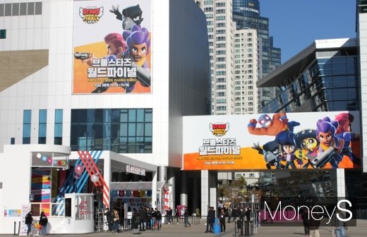 브롤스타즈로 덮여진 벡스코 전시장 부근. /사진=채성오 기자