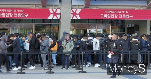 지스타 전시장을 입장하기 위해 대기중인 관람객들. /사진=채성오 기자