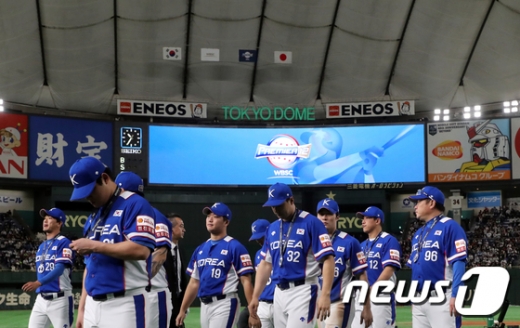 17일 오후(현지시간) 일본 도쿄돔에서 열린 2019 세계야구소프트볼연맹(WBSC) 프리미어12 결승전 대한민국과 일본의 경기에서 3대5로 패배한 대한민국 선수들이 은메달을 목에 걸고 경기장을 나서고 있다. /사진=뉴스1