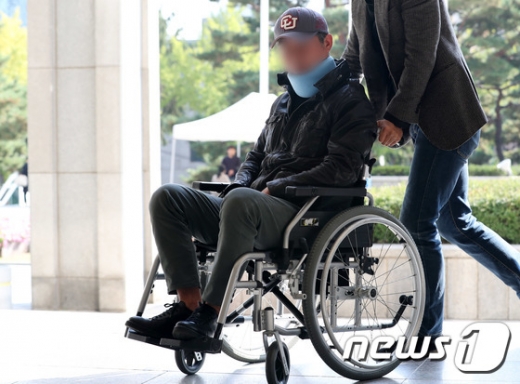조국 전 법무부 장관의 동생 조모씨가 조사를 받기 위해 21일 오전 서울 서초동 서울중앙지방검찰청에 출석하고 있다. /사진=뉴스1