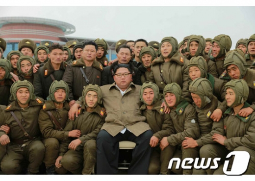 김정은 북한 국무위원장이 저격병들의 낙하산 침투 훈련을 지도했다고 노동당 기관지 노동신문이 18일 보도했다. /사진=뉴스1(노동신문)