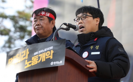 진윤석 전국삼성전자노동조합 위원장이 16일 오후 서울 여의도 국회 앞에서 열린 '노조할 권리 쟁취! 노동법개악 저지! 2019 한국노총 전국노동자대회'에서 현장발언을 하고 있다. / 사진=뉴시스 이윤청 기자