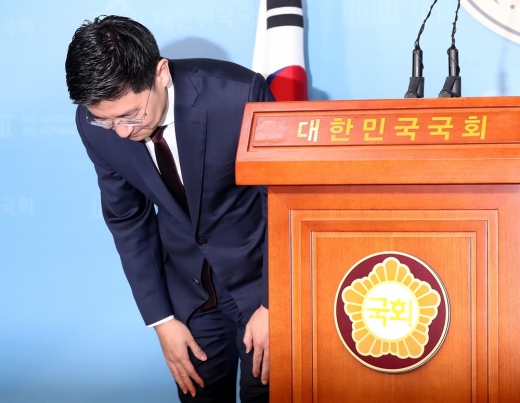 자유한국당 김세연 의원이 17일 오전 서울 여의도 국회 정론관에서 열린 기자회견에서 제21대 총선 불출마를 선언한 뒤 인사하고 있다. /사진=머니투데이 DB