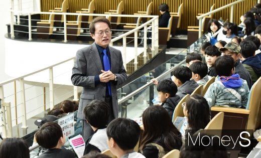[머니S포토] 서울시의회 참관 은진초 학생들과 대화 나누는 조희연 교육감