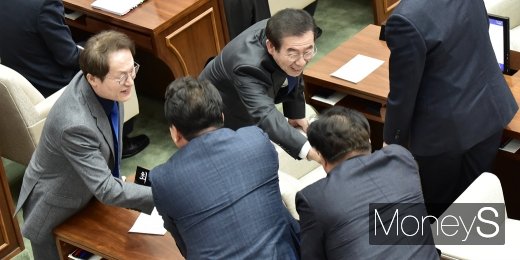 [머니S포토] 시의회 제290회 정례회 제2차 본회의, 인사 나누는 박원순-조희연