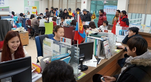 안산시 외국인주민상담지원센터에서 지역 외국인들이 상담을 받고 있다. / 사진제공=안산시