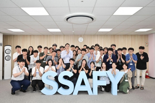 이재용 삼성전자 부회장은 지난 8월20일 삼성 청년 소프트웨어 아카데미(SSAFY) 광주 교육센터를 방문해 소프트웨어 교육을 참관하고 교육생들을 격려했다. / 사진=삼성전자