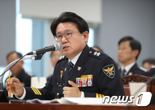 황운하 대전지방경찰청장(당시 울산지방경찰청장)이 지난해 10월26일 국회 행정안전위원회 국정감사가 열린 국감장에서 이진복 자유한국당 의원의 지방선거 전 김기현 전 시장 압수수색과 관련해 정치공작이라고 발언한 것에 대해 "경찰수사가 정치공작이라는 말에 동의할 수 없다"고 말하고 있다. /사진=뉴스1