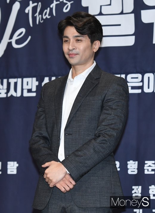 [머니S포토] 오치웅, 어색한 포토타임