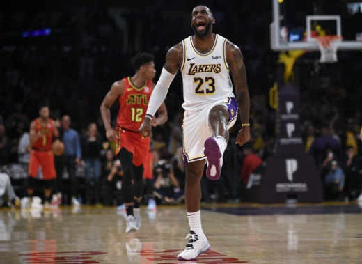 18일 미국 캘리포니아 주 스테이플스 센터에서 열린 2019-2020시즌 미국프로농구(NBA) 정규리그 애틀란타 호크스와의 홈경기에서 만점 활약을 펼친 LA 레이커스의 포워드 르브론 제임스. /사진=로이터