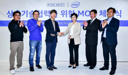 왼쪽부터 진용운 펄어비스 전략파트너십 팀장, 김경만 펄어비스 CBO, 정경인 펄어비스 CEO, 권명숙 인텔 코리아 대표, 우에노 코타로 아시아퍼시픽 엔지니어 매니저, 김준호 인텔 아키텍처 그래픽 소프트웨어 그룹 아시아 클라이언트 어카운트 총괄 상무. /사진=펄어비스