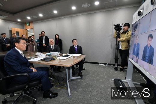 [머니S포토] 영상 상담하는 은성수 금융위원장