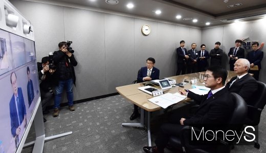 [머니S포토] 기업구조혁신지원센터 출범, 영상상담하는 내외빈