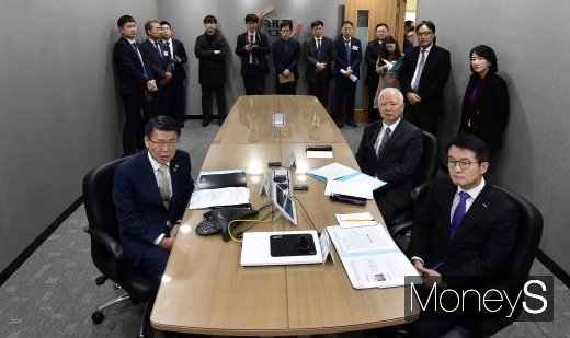 [머니S포토] 기업 영상 상담하는 은성수 금융위원장