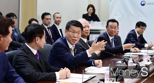 [머니S포토] 시장중심 구조조정 설명하는 은성수
