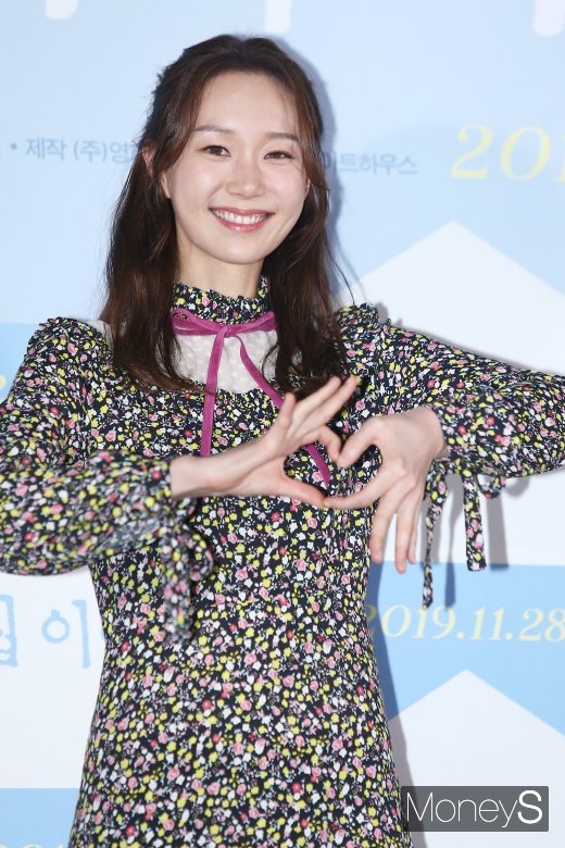 [머니S포토] 이유영, '하트포즈 시사회장 초토화'