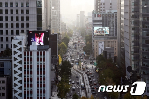 미세먼지로 뿌옇게 변한 서울 도심. /사진=뉴스1