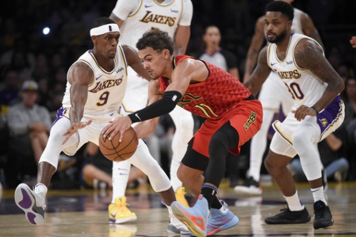 18일 미국 캘리포니아주 로스앤젤레스 스테이플스 센터에서 2019-2020시즌 미국프로농구(NBA) 정규리그  LA 레이커스 원정 경기를 치른 애틀란타 호크스의 가드 트레이 영(가운데). /사진=로이터 