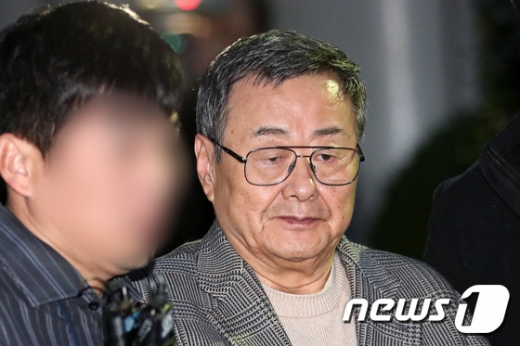 김준기 전 동부그룹(현 DB그룹) 회장이 지난달 25일 오후 서울 서초구 서울중앙지방법원에서 열린 구속 전 피의자심문(영장실질심사)을 마치고 호송차량으로 향하고 있다. /사진=뉴스1