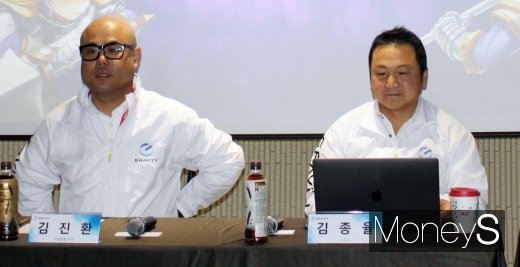김진환 사업총괄이사(왼쪽)와 김종율 CTO가 지스타 간담회를 진행하고 있다. /사진=채성오 기자