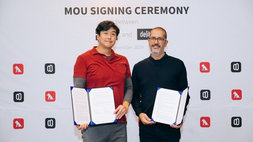 이성업 레진엔터테인먼트 대표(왼쪽)와 디디에 보르그 델리툰 SAS 대표가 MOU 체결후 기념사진을 찍고 있다. /사진=레진엔터테인먼트