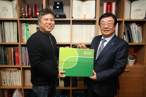 윤훈기 고객(왼쪽)과 김정남 DB손해보험 사장. 