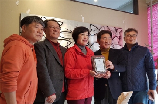 박정옥(가운데)의원이 동편마을 주민들로부터 감사패를 받았다. / 사진제공=박정옥 의원실