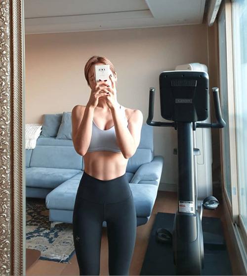심으뜸, 초콜릿 복근과 볼륨몸매 '아침셀카'