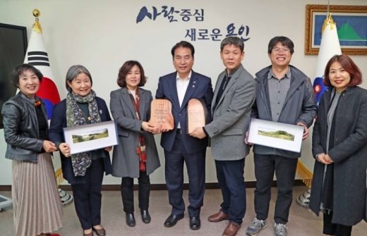 백군기 시장(왼쪽 3번째)이 동천‧고기동 주민들로부터 감사패를 받고 주민들과 기념촬영을 하고 있다. / 사진제공=용인시