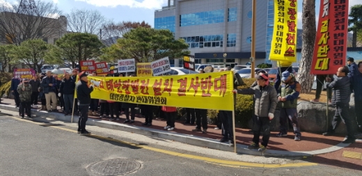 19일 오전, 벽계 태양광 반대 추진위원회(위원장 서인석) 회원 50여명이 의령군청(군수 이선두) 앞 광장에서 집회를 열고 허가 철회를 촉구하고 있다./ 사진=임승제 기자.