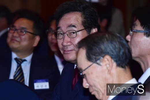 [머니S포토] 중견기업 막걸리 회동 제안 받는 이낙연 총리