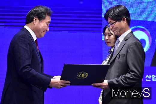 [머니S포토] 제5회 중견기업인의 날, 산업포장 수여하는 이낙연 총리