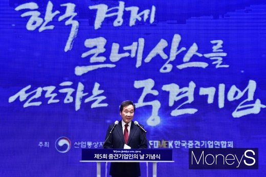[머니S포토] 격려사 전하는 이낙연 국무총리