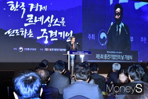[머니S포토] 중견기업 CEO에게 격려사 전하는 이낙연 총리