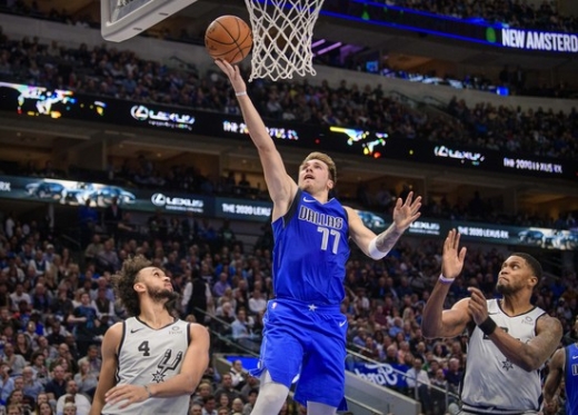 19일 미국 텍사스주 댈러스 아메리칸 에어라인스 센터에서 열린 2019-2020시즌 NBA 정규리그 샌안토니오 스퍼스전에서 맹활약한 댈러스 매버릭스의 루카 돈치치(가운데). /사진=로이터 