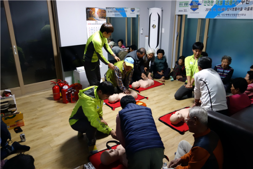 다도해해상국립공원사무소 직원들이 안전한 마을 만들기 사업 일환으로 마을 주민들에 심폐소생술 시범을 보이고 있다./사진제공=다도해해상국립공원사무소