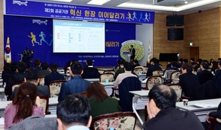 한국전력(사장 김종갑)은 19일 전남 나주 본사에서 전력거래소, 한전KPS, 한전KDN과 공동으로 '제2회 공공기관 혁신 현장 이어달리기' 행사를 개최했다./사진제공=한전