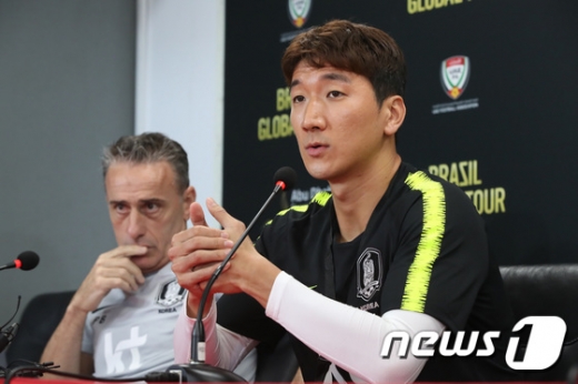 파울루 벤투 한국 축구 국가대표팀 감독(왼쪽)과 정우영이 지난 18일 아랍에미리트 아부다비 모하메드 빈 자예드 스타디움에서 열린 브라질과의 평가전 공식 기자회견에서 기자들의 질의에 답하고 있다. /사진=뉴스1