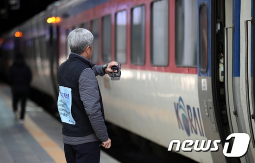 철도노조의 무기한 총파업을 하루 앞둔 지난 19일 서울 중구 서울역 승강장에서 직원들이 파업 요구사항을 옷에 붙인 채 승객들을 안내하고 있다. /사진=뉴스1